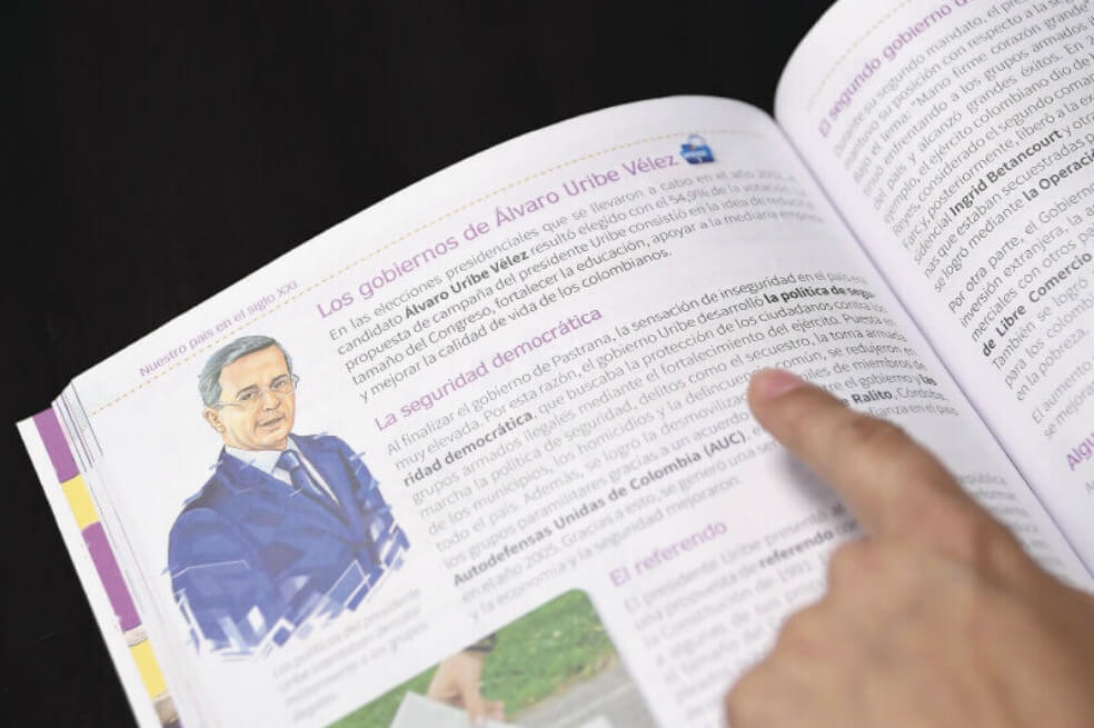 La polémica surgió por esta definición de Seguridad Democrática publicada en un libro de Santillana. / Mauricio Alvarado - El Espectador