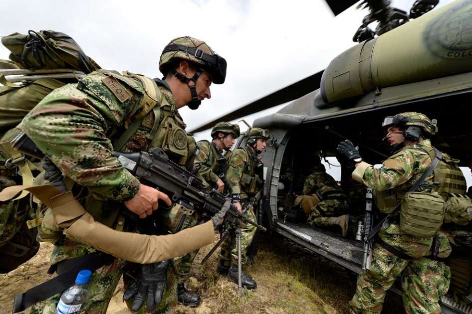Un grupo de militares rindieron honores a los cuatro fallecidos y les hicieron una calle de honor.
/ AFP