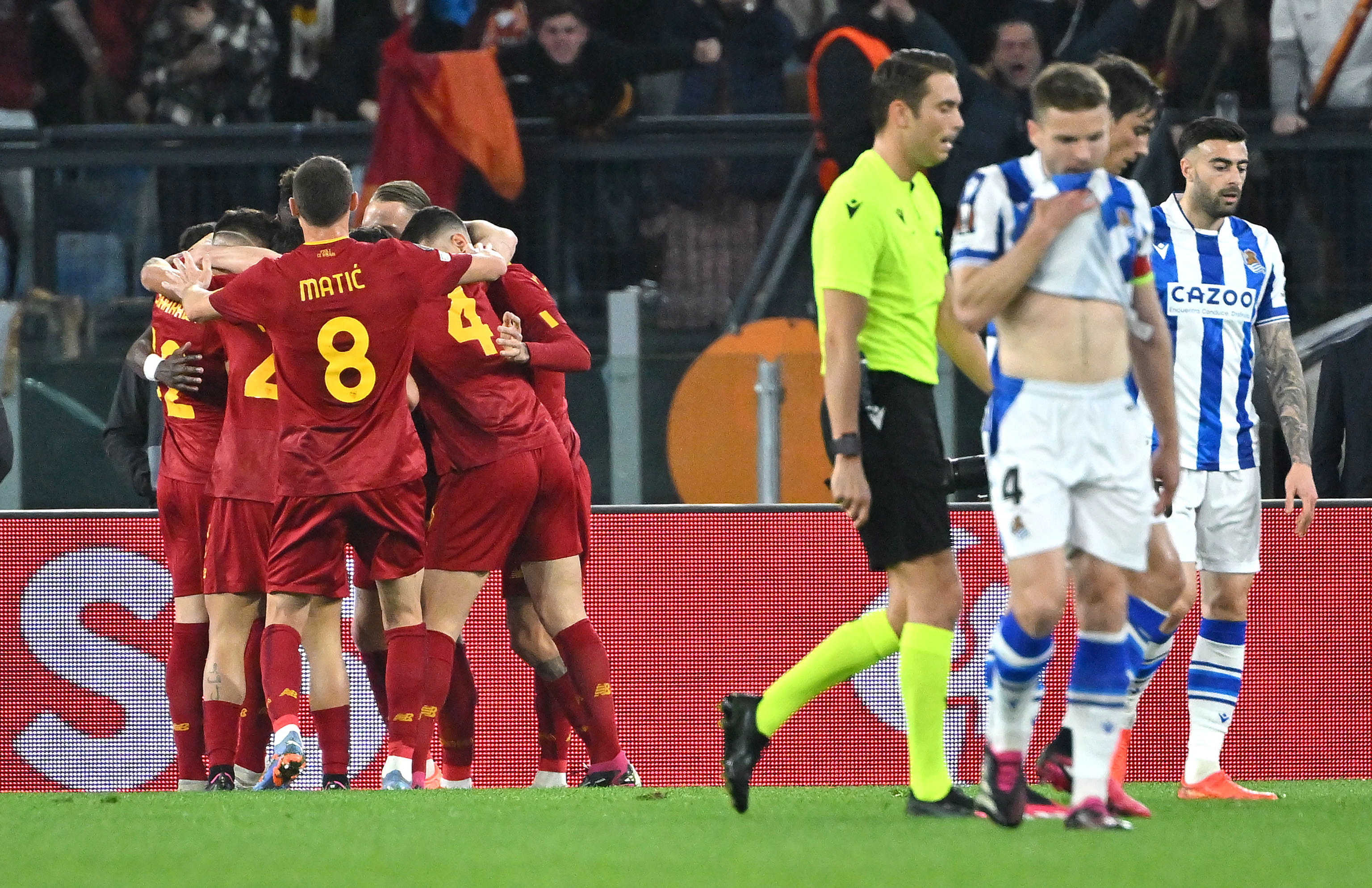 Rome (Italy), 09/03/2023.- AS Roma's Stephan El Shaarawy (L) celebrates with his teammates after scoring the 1-0 goal during the UEFA Europa League round of 16 first leg soccer match between AS Roma and Real Sociedad, in Rome, Italy, 09 March 2023. (Italia, Roma) EFE/EPA/ETTORE FERRARI