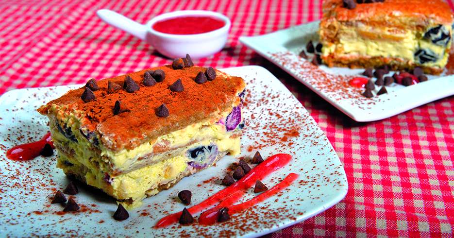 RECETA DEL DÍA: POSTRE CREMOSO DE MOKA Y FRUTOS SECOS CON SALSA DE FRESAS