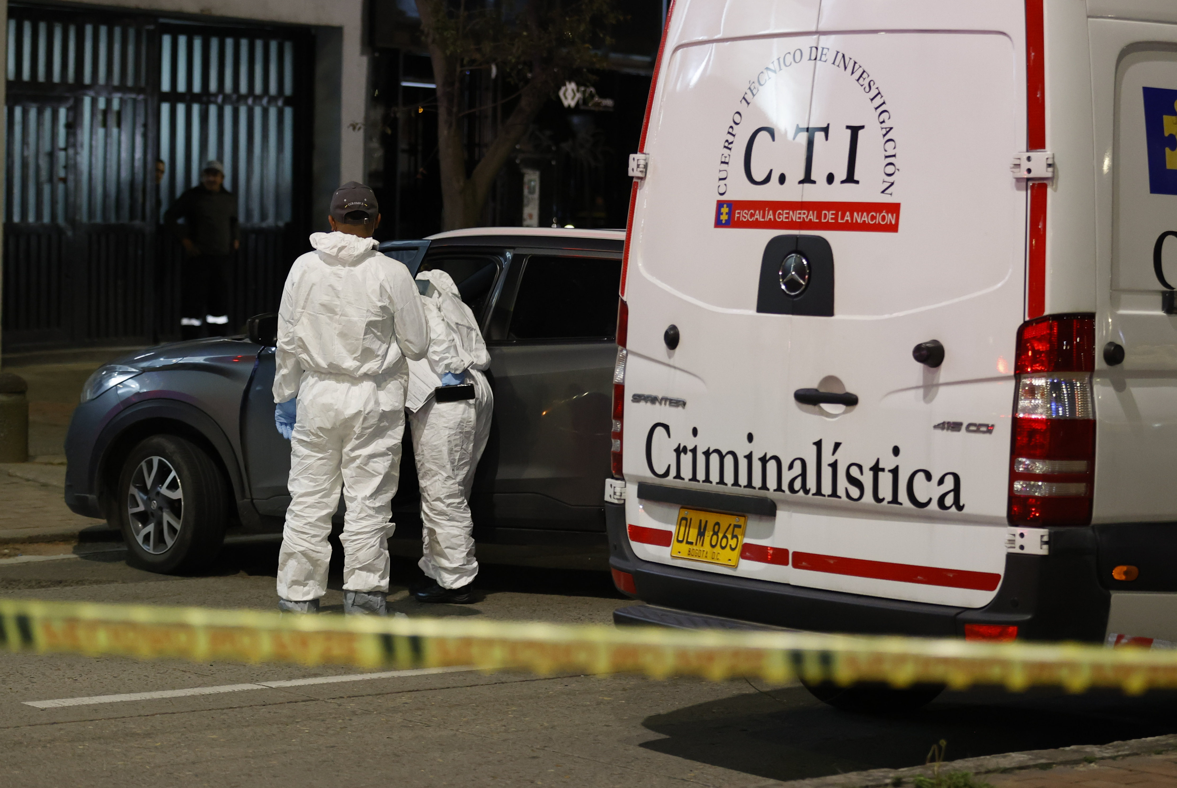 AME6527. BOGOTÁ (COLOMBIA), 16/05/2024.- Agentes del Cuerpo Técnico de Investigación (C.T.I) de la Fiscalía investigan la zona donde el director de la cárcel La Modelo de Bogotá, el coronel retirado de la Policía Élmer Fernández, fue asesinado este jueves por sicarios que lo atacaron a tiros cuando se movilizaba en un vehículo oficial, este jueves en Bogotá (Colombia). "Lamento ser portador de una terrible noticia: Acaba de ser asesinado el coronel retirado Élmer Fernández, director de la cárcel La Modelo de Bogotá", una de las más importantes del país, dijo el ministro de Justicia, Néstor Osuna, en redes sociales. El jefe de la cartera de Justicia detalló que el asesinato ocurrió cuando Fernández iba en un vehículo del Instituto Nacional Penitenciario y Carcelario (Inpec) por la Carrera 30, a la altura de la Calle 80. EFE/ Mauricio Dueñas Castañeda