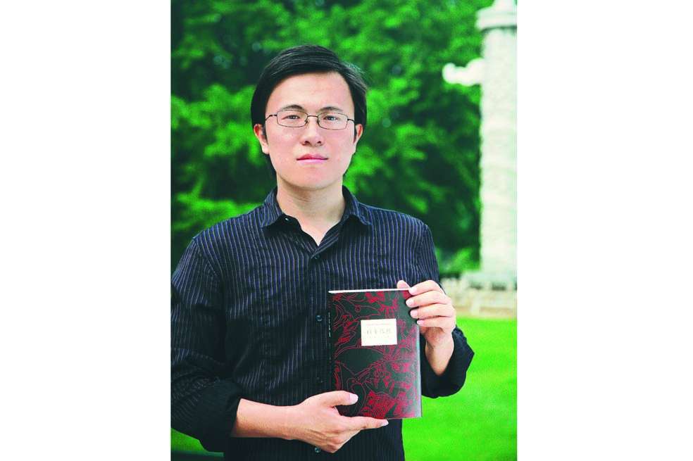 Fan Ye con su obra traducida. / Archivo particular