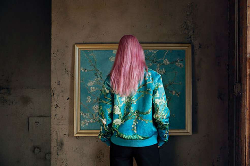 El fabricante busca acercar al artista a jóvenes y adultos con fascinación por el arte con prendas de forma creativa y una línea de ropa y zapatos inspirada en la obra del pintor holandés. / Tomada de la página oficial de Vans