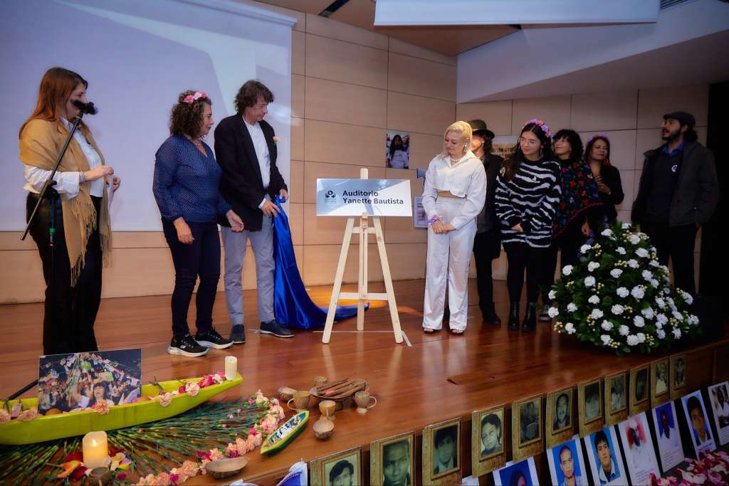 En la sede de la Defensoría del Pueblo, en Bogotá, se develó el miércoles una placa conmemorativa que da nombre al Auditorio Yanette Bautista.