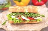 En 15 minutos prepara este sánduche caprese gourmet para el desayuno o el almuerzo