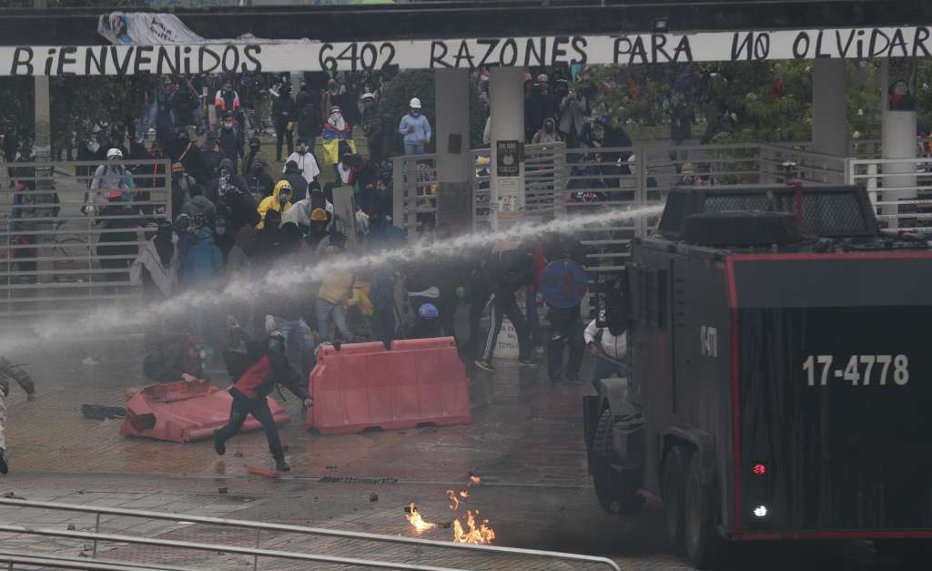 MED127 - BOGOTÁ (COLOMBIA), 28/04/2022.- Un grupo de manifestantes se enfrentan con la Policía Nacional de Colombia a las afueras de la Universidad Nacional en una marcha que conmemora un año después del inicio de las protestas del Paro Nacional, hoy en Bogotá (Colombia). Este jueves hay convocatorias a protestas y, sobre todo, actos de conmemoración en Cali y Bogotá, pero no se esperan grandes manifestaciones como las del año pasado. EFE/Carlos Ortega