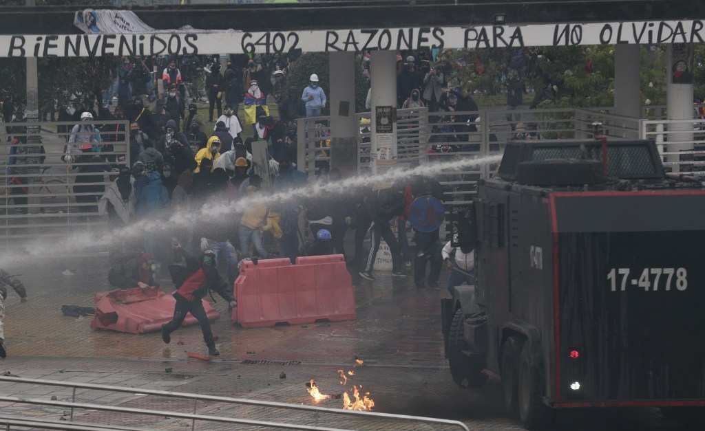MED127 - BOGOTÁ (COLOMBIA), 28/04/2022.- Un grupo de manifestantes se enfrentan con la Policía Nacional de Colombia a las afueras de la Universidad Nacional en una marcha que conmemora un año después del inicio de las protestas del Paro Nacional, hoy en Bogotá (Colombia). Este jueves hay convocatorias a protestas y, sobre todo, actos de conmemoración en Cali y Bogotá, pero no se esperan grandes manifestaciones como las del año pasado. EFE/Carlos Ortega
