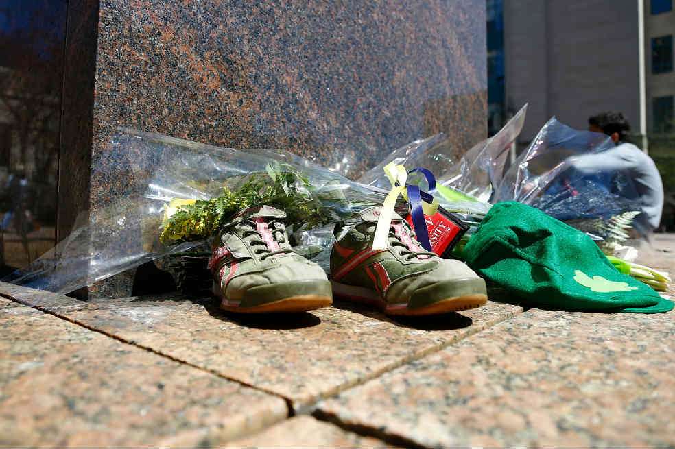 Con flores los estadounidenses riden homenaje a las víctimas de las explosiones del pasado lunes, en la Calle Boylston de Boston, Massachusetts. /AFP