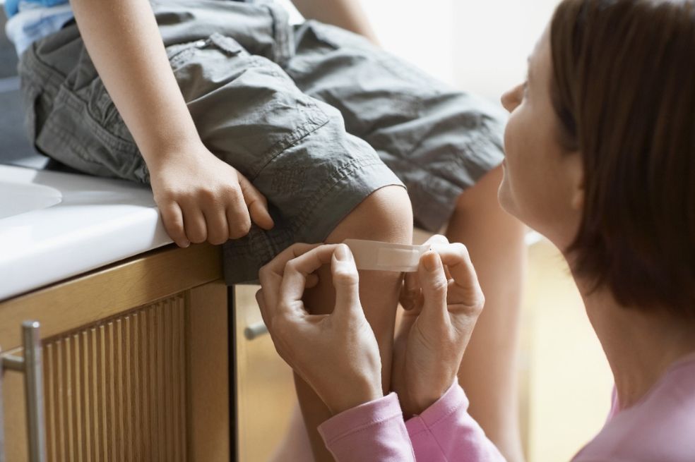 Nada nos hace estar exentos de sufrir un accidente casero. Con estas recomendaciones puedes cuidar heridas en casa correctamente.
