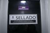 Vuelve y juega: sellan veterinaria en Suba por arrojar residuos peligrosos a vía pública