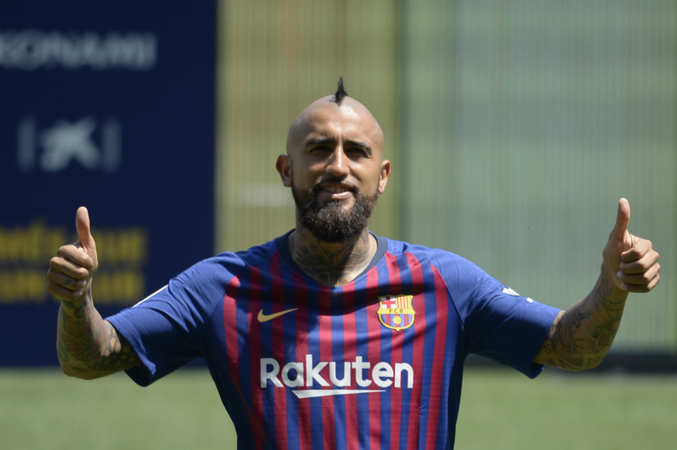 Arturo Vidal con la camiseta del Barcelona. / AFP