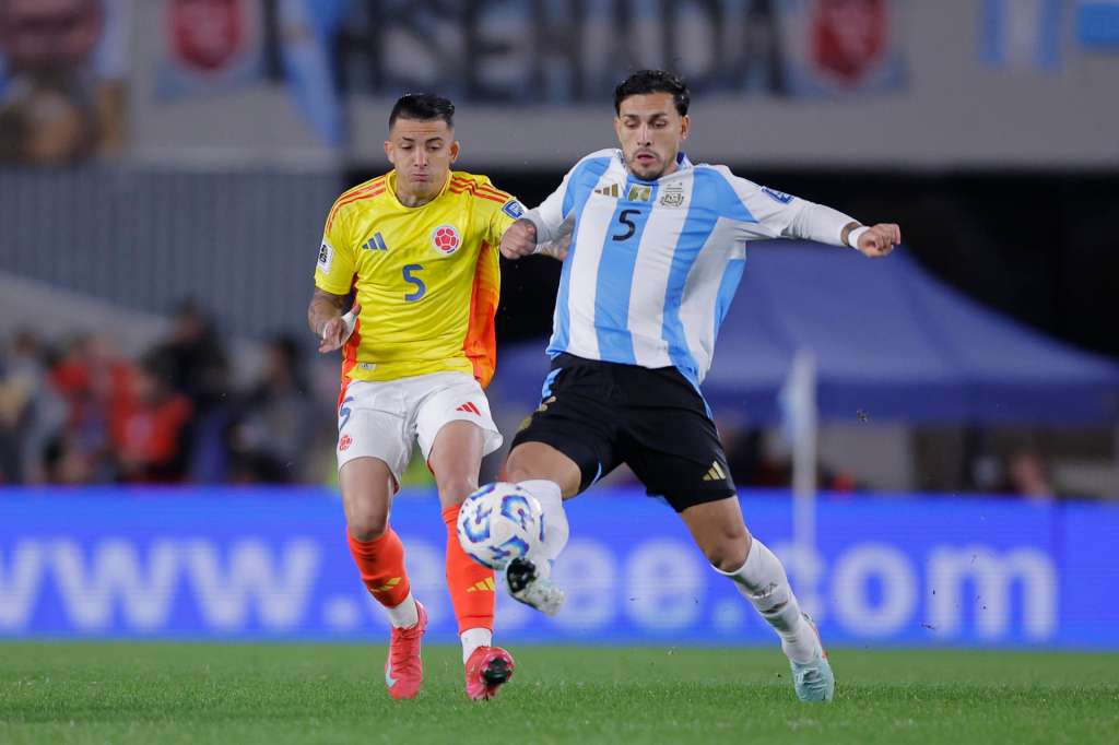AME5004. BUENOS AIRES (ARGENTINA), 10/06/2025.- Leandro Paredes (d) de Argentina disputa un balón con Kevin Castaño de Colombia este martes, durante un partido por las eliminatorias sudamericanas para el Mundial 2026 entre las selecciones de Argentina y Colombia en el estadio Monumental en Buenos Aires (Argentina). EFE/ Juan Ignacio Roncoroni
