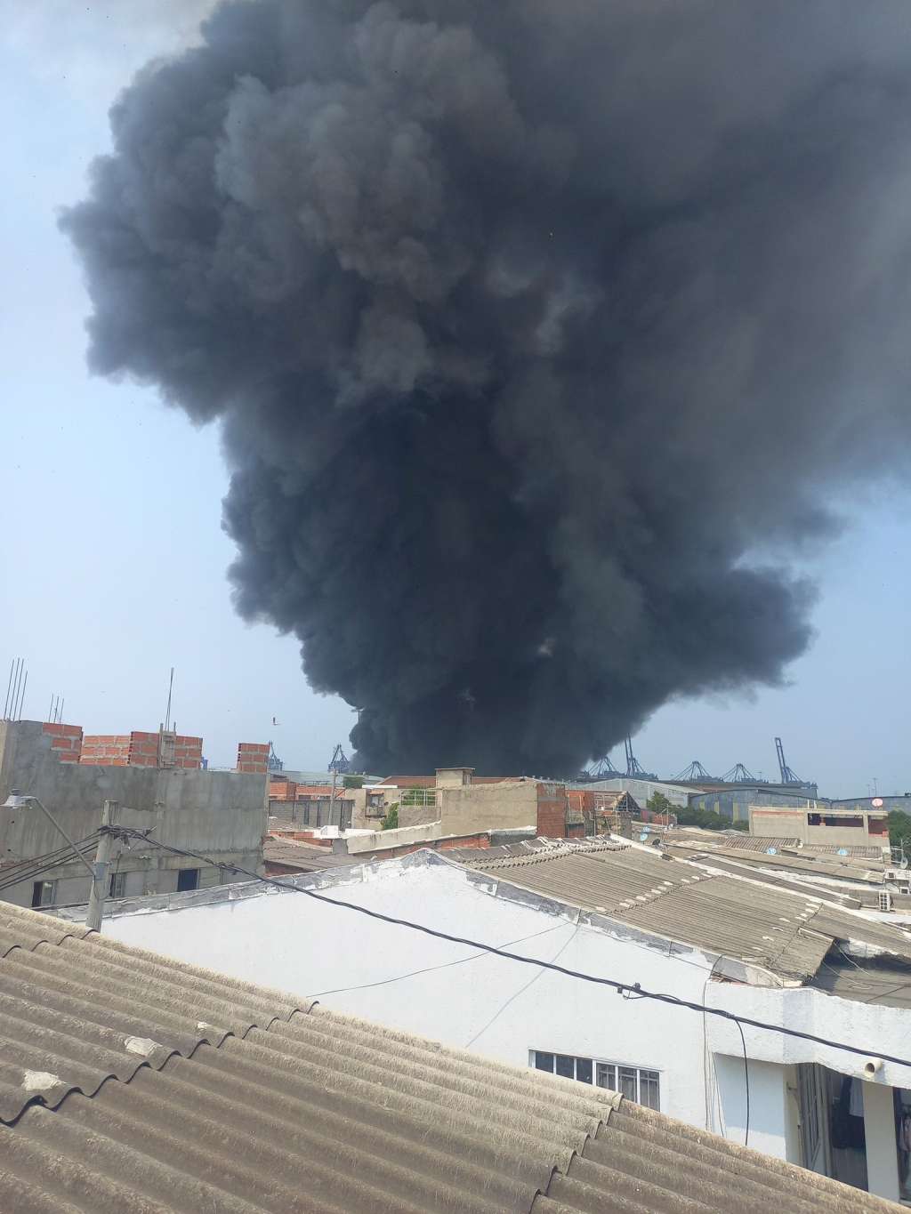 Explosión en bodega de Cartagena. /Twitter @tejadol