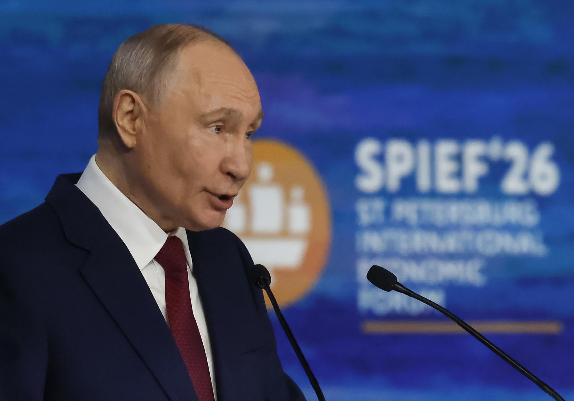 ST. PETERSBURG (Russian Federation), 05/06/2026.- Russian President Vladimir Putin deliveries his speech on the main session of the St. Petersburg International Economic Forum (SPIEF) in St. Petersburg, Russia, 05 June 2026. The 29th St.Petersburg International Economic Forum runs from 03 to 06 June 2026. (Rusia, San Petersburgo) EFE/EPA/ANATOLY MALTSEV