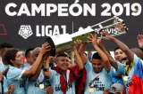 Futbolistas peruanos denuncian amenazas para que rebajen sus sueldos
