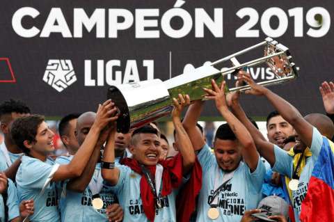 Futbolistas peruanos denuncian amenazas para que rebajen sus sueldos