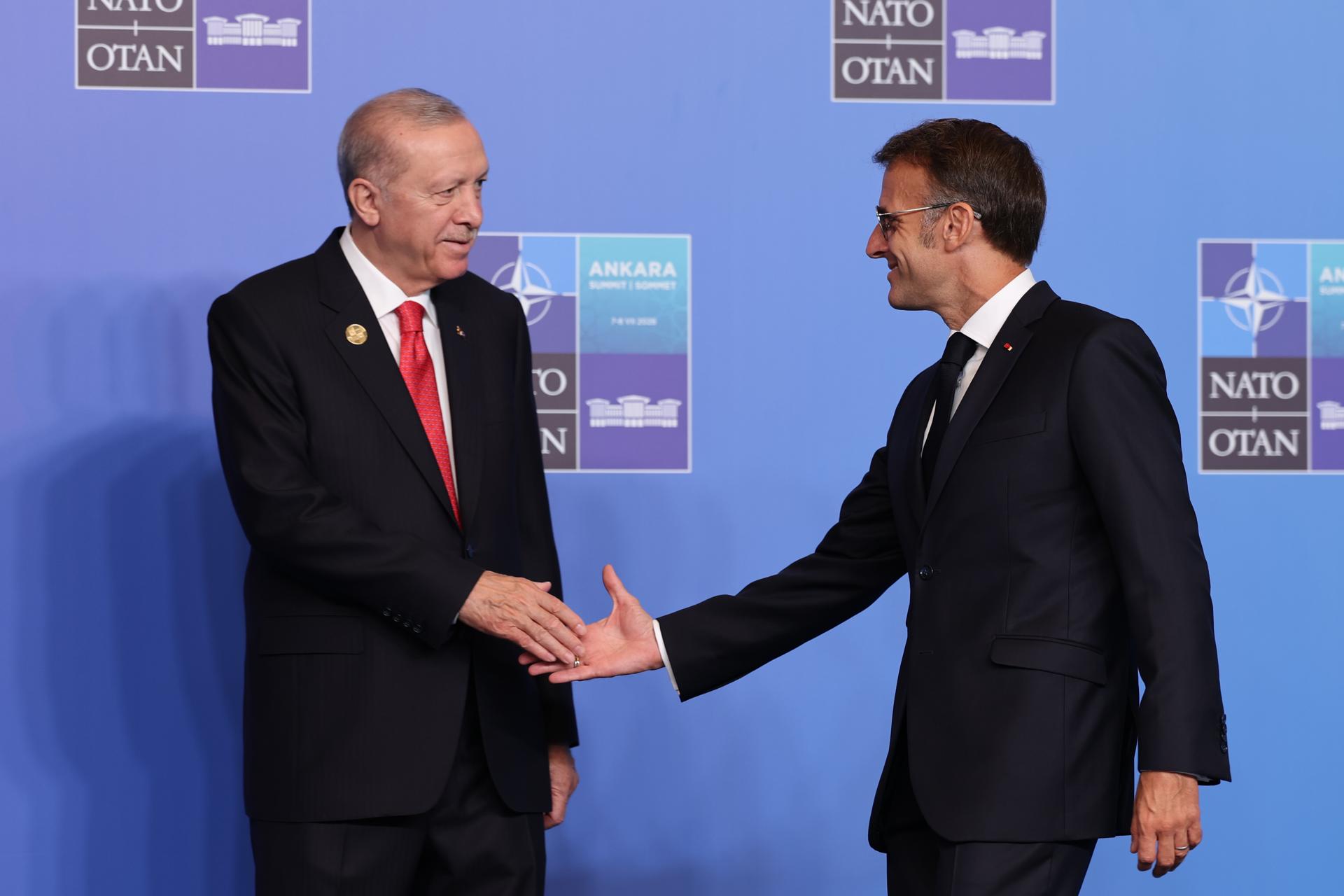 ANKARA (Turkey), 08/07/2026.- Turkish President Recep Tayyip Erdogan (L) welcomes French President Emmanuel Macron during the 2026 NATO Summit in Ankara, Turkey, 08 July 2026. The NATO Summit takes place from 07-08 July. (Turquía) EFE/EPA/GEORGI LICOVSKI