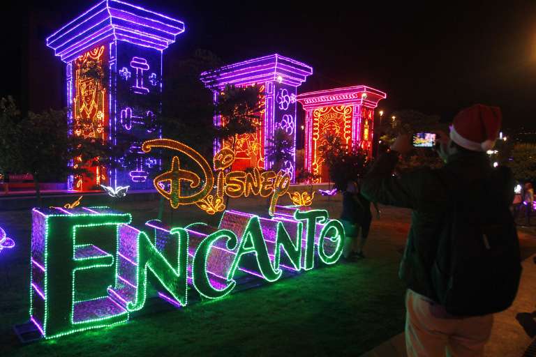 AME8828. MEDELLÍN (COLOMBIA), 07/12/2022.- Fotografía de los tradicionales alumbrados navideños de la ciudad hoy, en Medellín (Colombia). La casita mágica de la familia Madrigal se iluminó este miércoles en Medellín con el encendido de un imponente alumbrado navideño inspirado en la película Encanto, un espectáculo que amenizó el cantante colombiano Sebastián Yatra con su interpretación de la canción "Dos oruguitas". EFE/ Luis Eduardo Noriega A.