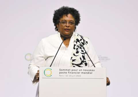 ¿Quién es Mia Mottley, la voz más escuchada en la cumbre financiera de París?
