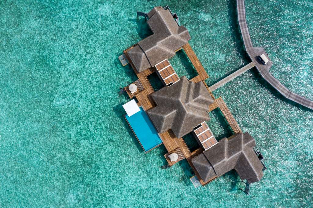Cuando esté en las Maldivas, la decisión más difícil que tendrá que tomar es si quiere relajarse en las aguas turquesas del Océano Índico o en las tranquilas aguas de su piscina sobre el agua en las residencias de dos dormitorios recientemente renovadas en Anantara Kihavah.
