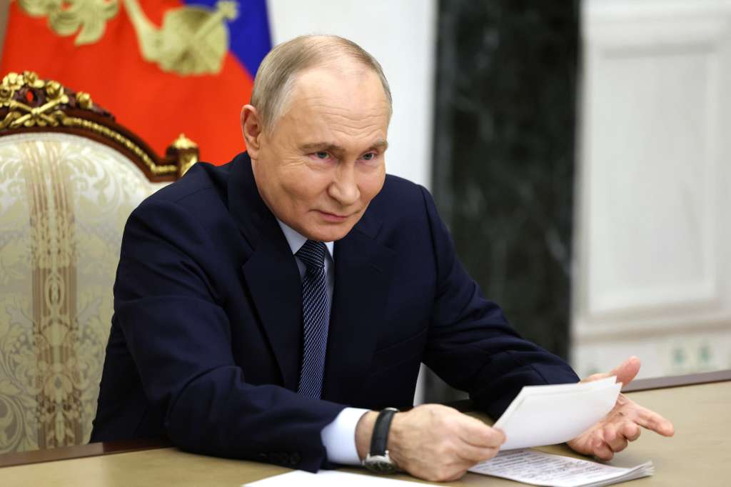 Moscow (Russian Federation), 21/11/2024.- Russian President Vladimir Putin holds a meeting with the Defence Ministry leadership and representatives of the defense industry, in Moscow, Russia, 22 November 2024. Putin announced a successful test of the latest medium-range missile 'Oreshnik' on 21 November. Russia launched a combined strike on Ukraine's Yuzhmash defense plant in Dnipro with a ballistic missile in a non-nuclear hypersonic warhead, in response to Ukrainian strikes carried out with US and British weapons. (Rusia, Ucrania, Moscú) EFE/EPA/VYACHESLAV PROKOFYEV/SPUTNIK/KREMLIN POOL MANDATORY CREDIT