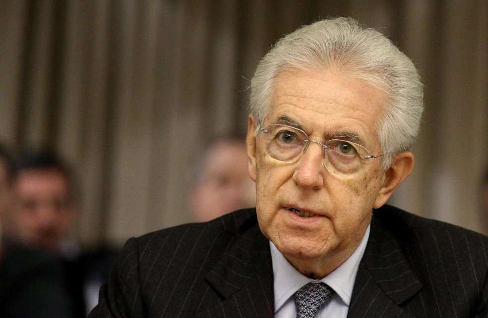 El primer ministro italiano, Mario Monti, da un discurso durante la conferencia de embajadores italianos 'Diplomacia italiana para el crecimiento del país' en el Ministerio de Exteriores de Roma. / EFE