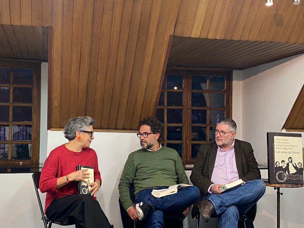 Margarita Valencia, docente, editora y traductora; Camilo Hoyos, docente y director de Paredro Pódcast, y Federico Díaz-Granados, poeta y director de la Biblioteca Los Fundadores, durante la conversación sobre "Las cartas del Boom".