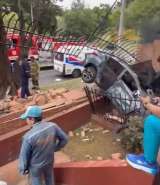 Adulta mayor perdió el control de su carro y chocó contra un muro en el norte de Bogotá