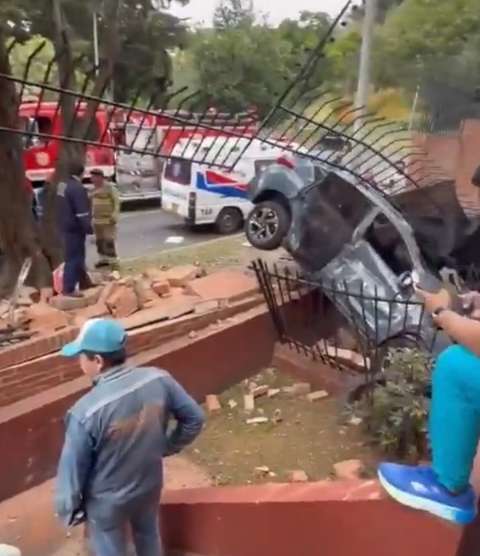 Adulta mayor perdió el control de su carro y chocó contra un muro en el norte de Bogotá