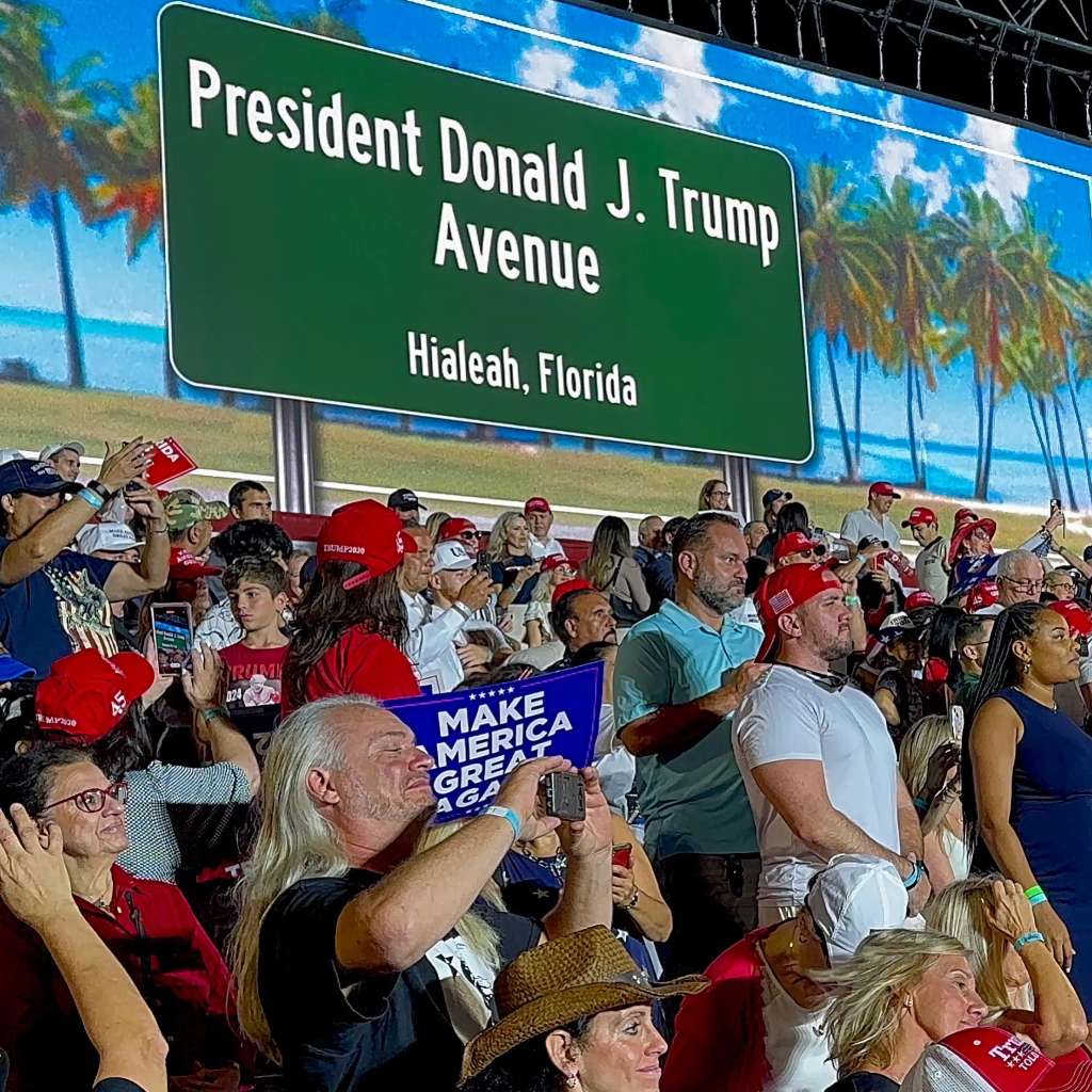 USA9504. MIAMI (ESTADOS UNIDOS), 25/11/2024.- Fotografía publicada en la cuenta oficial de la red social X del presidente electo, Donald Trump del 8 de noviembre de 2023, de una pancarta con un letrero de una avenida con su nombre, durante un mitín de campaña en Hialeah, Florida (Estados Unidos). La ciudad floridana de Hialeah, aledaña a Miami, quiere que el condado de Miami-Dade respalde en una votación que una conocida avenida de esta urbe de gran población cubano-estadounidense lleve el nombre del presidente electo, Donald Trump. EFE/ Cuenta de X de Donald Trump / SOLO USO EDITORIAL/ SOLO DISPONIBLE PARA ILUSTRAR LA NOTICIA QUE ACOMPAÑA (CRÉDITO OBLIGATORIO)