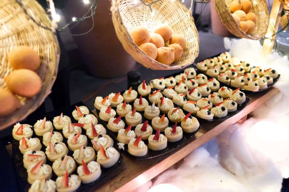 El 24 de diciembre ofrecerá una cena buffet con aperitivo de bienvenida, música en vivo, dj, Papá Noel, duendes y regalos para los niños y un salón de juego para los más pequeños bajo la supervisión de sus padres. Habrá una tarifa especial de alojamiento para aquellos visitantes que decidan disfrutar del mejor descanso en el hotel.