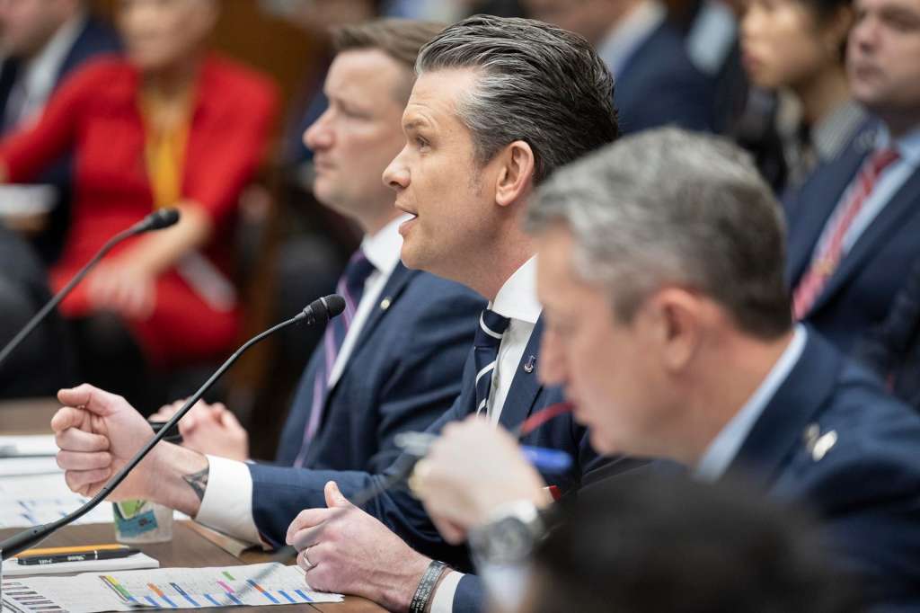 WASHINGTON (United States), 29/04/2026.- US Secretary of Defense Pete Hegseth (C) testifies before Joint Chiefs of Staff Chair Dan Caine, Under Secretary of Defense (CFO), Jules Hurst III, before the House Armed Services Committee in the Rayburn House Office Building in Washington, DC, USA, 29 April 2026. Hegseth was there to request 1.5 trillion US dollars for the Pentagon’s defense budget in fiscal 2027. EFE/EPA/LUKE JOHNSON