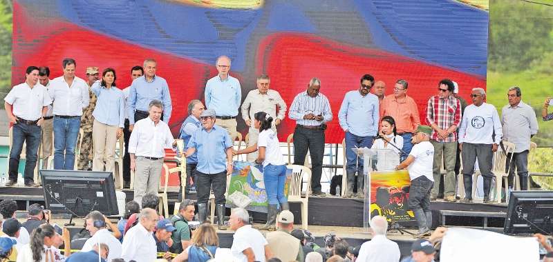 Delegados del Gobierno y el Secretariado de las Farc hicieron presencia en el sellamiento del contenedor donde se depositó la última arma de las Farc. / Gustavo Torrijos - El Espectador