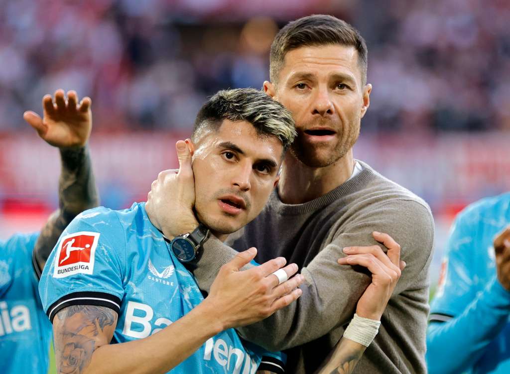 Cologne (Germany), 03/03/2024.- Leverkusen's head coach Xabi Alonso (R) and Josip Stanisic celebrate after the German Bundesliga soccer match between 1. FC Cologne and Bayer 04 Leverkusen in Cologne, Germany, 03 March 2024. (Alemania, Colonia) EFE/EPA/RONALD WITTEK CONDITIONS - ATTENTION: The DFL regulations prohibit any use of photographs as image sequences and/or quasi-video.