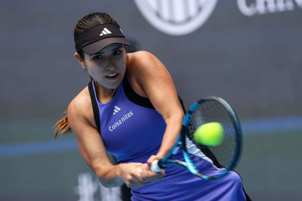 Beijing (China), 26/09/2024.- Camila Osorio of Columbia in action during her first round match against Ajla Tomljanovic of Australia in the China Open tennis tournament in Beijing, China, 26 September 2024. (Tenis) EFE/EPA/WU HAO