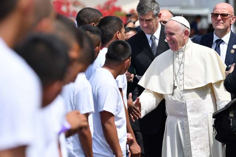 El papa Francisco saluda a un grupo de jóvenes panameños durante su visita al país centroamericano este viernes 25 de enero. / AFP
