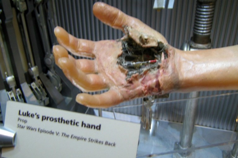 La mano de Luke Skywalker inspira para crear una piel robótica realista