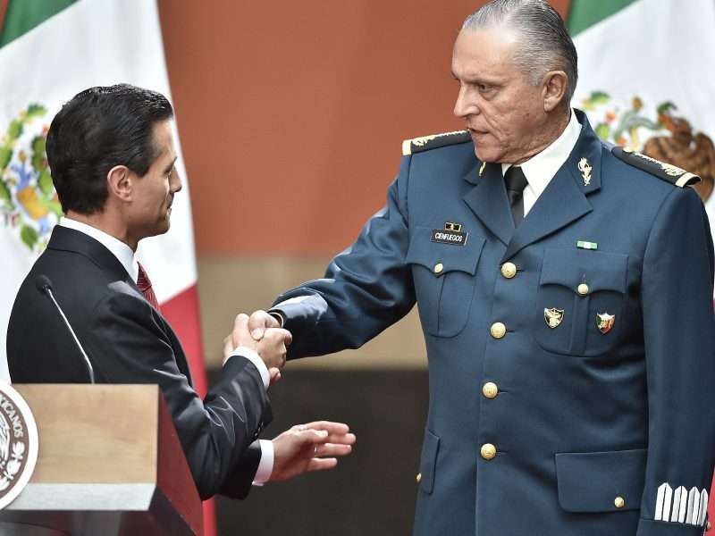 El presidente de México (2012-2018), Enrique Peña Nieto, y su secretario de Defensa, Salvador Cienfuegos, hoy detenido en EE. UU. / AFP / Omar TORRES