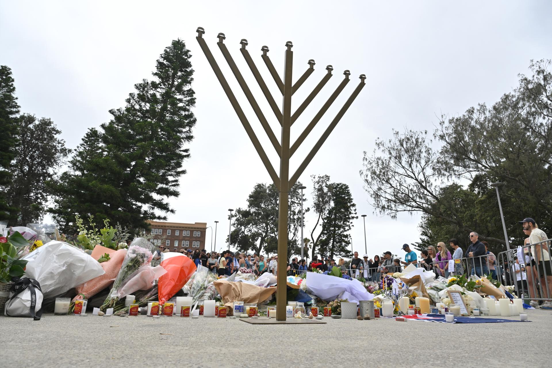 SYDNEY (Australia), 16/12/2025.- A menorah is displayed at a makeshift memorial at Bondi Beach in Sydney, Australia, 16 December 2025. Australia is in mourning following an attack on the Jewish community's Hanukkah festival celebrations on 14 December that left at least 16 people dead, including one gunman. EFE/EPA/MICK TSIKAS AUSTRALIA AND NEW ZEALAND OUT