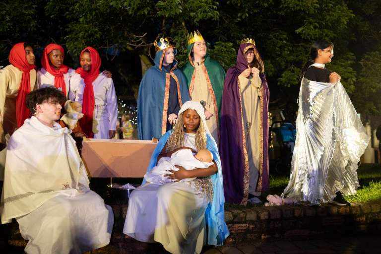 Johannesburg (South Africa), 21/12/2025.- Actors entertain the crowds during a modern interpretation of the Nativity scene at the annual 'Festival of Lights' at Joburg Zoo in Johannesburg, South Africa, 21 December 2025. The festival features massive animal-shaped light displays, ballet, dance performances, and a fairground. (Sudáfrica, Johannesburgo) EFE/EPA/KIM LUDBROOK