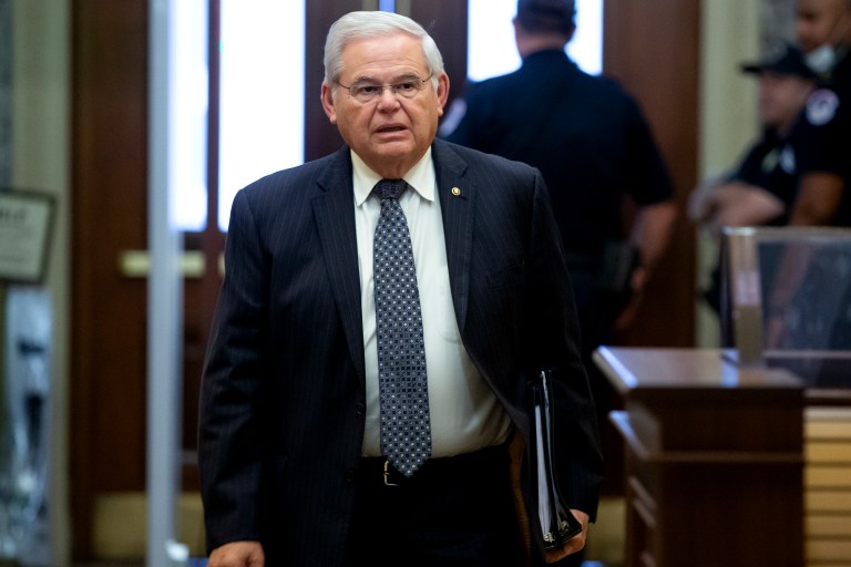 EE. UU.: Bob Menéndez, senador que mueve el tema colombiano, acusado de corrupción