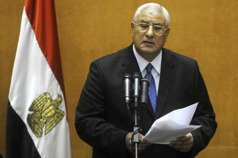Presidente interino de Egipto disuelve Cámara alta del Parlamento