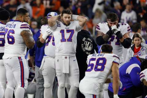 Damar Hamlin sigue en estado crítico, tras desplomarse en un partido de la NFL