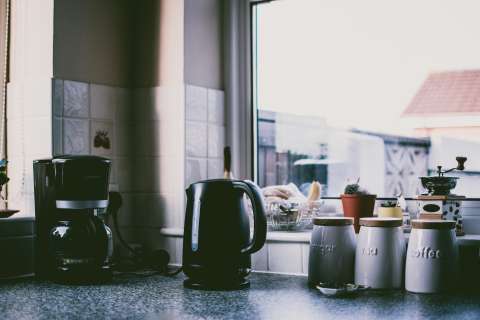 ¡Como nueva! Aprende a lavar tu cafetera con este tip