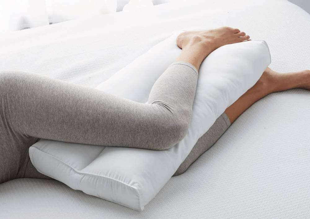 Dormir con una almohada entre las piernas sirve para promover una mejor postura corporal durante el sueño, alinear la columna, reducir torsiones y presiones en la pelvis y las caderas, y posiblemente aliviar dolores lumbares o de articulaciones.