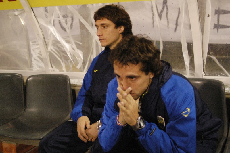 Gustavo y Guillermo Barros Schelotto luego de la derrota en la final de la Libertadores de 2004 frente a Once Caldas.