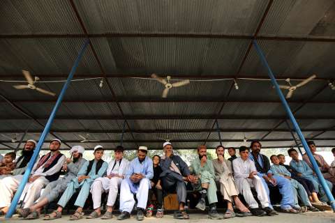 Éxodo de afganos en Pakistán ya supera el medio millón de personas