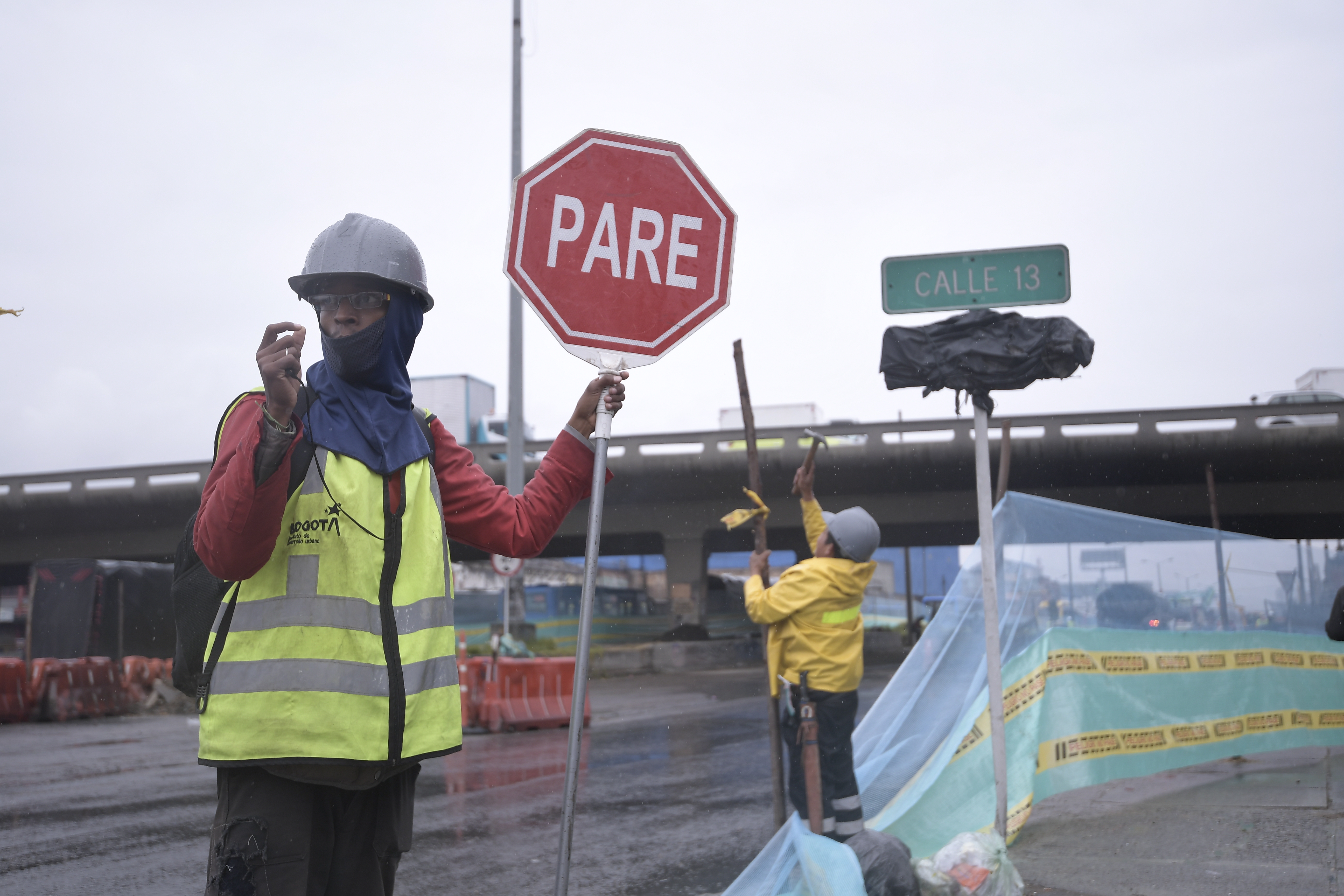 Cerramiento en la Avenida 68 con Calle 13 para la adecuación de la troncal de Transmilenio.