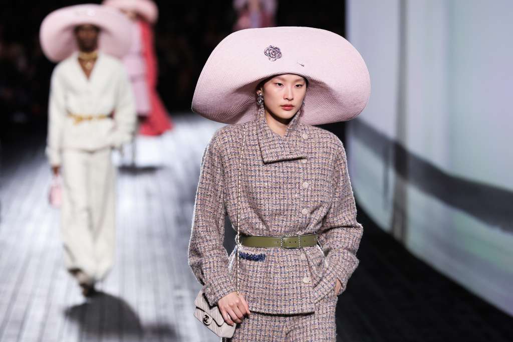 Paris (France), 05/03/2024.- A model presents a creation from the Fall/Winter 2024/2025 Womenswear Collection by Chanel during the Paris Fashion Week, in Paris, France, 05 March 2024. The presentation of the Women's collections runs from 25 February to 5 March 2024. (Moda, Francia) EFE/EPA/TERESA SUAREZ