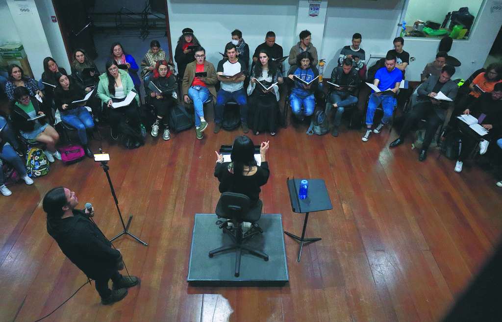 ntegrantes del Coro Filarmónico Juvenil de la Orquesta Filarmónica de Bogotá, su directora, Johanna Molano, y la voz principal de Llena tu Cabeza de Rock